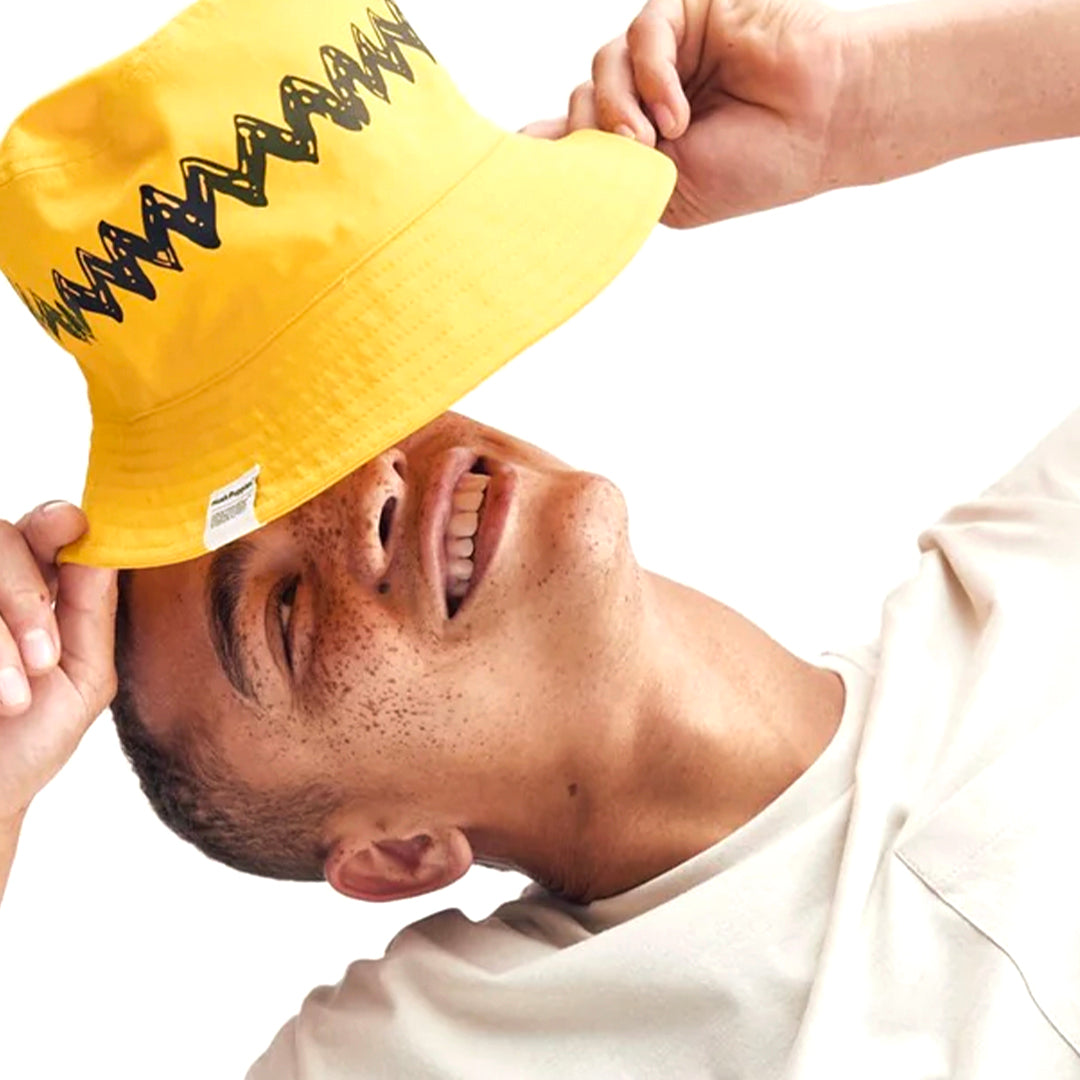 Gorro Charlie Brown para mujer color amarillo